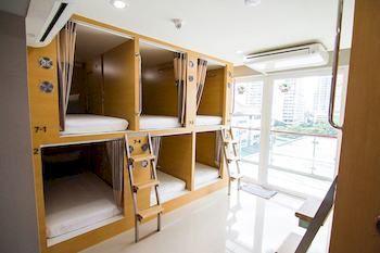 D-box Hostel *