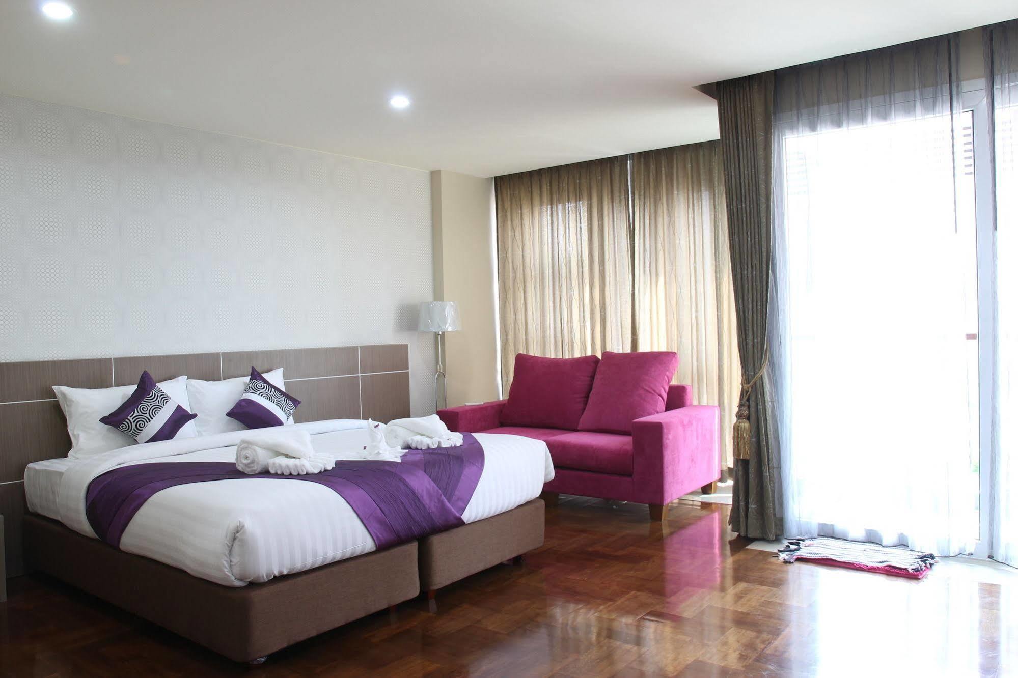 D-box Hostel *