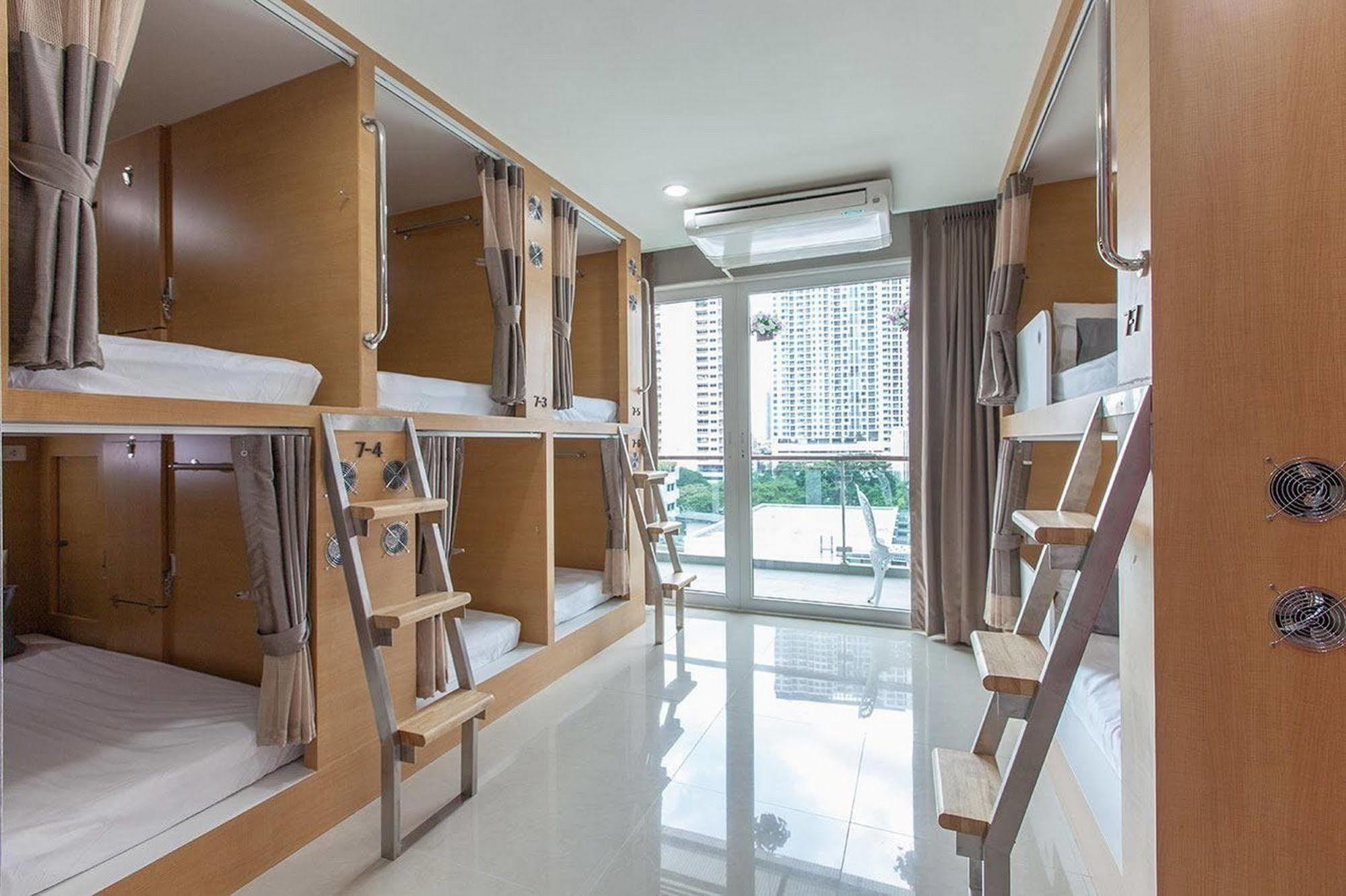 Hostel D-box