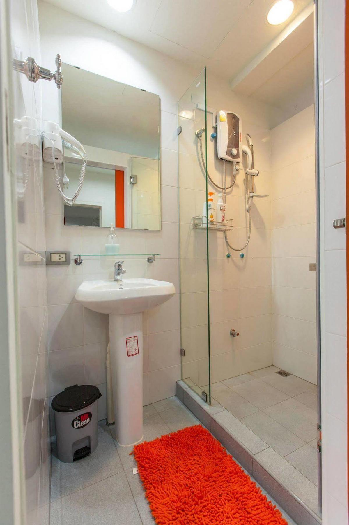 D-box Hostel